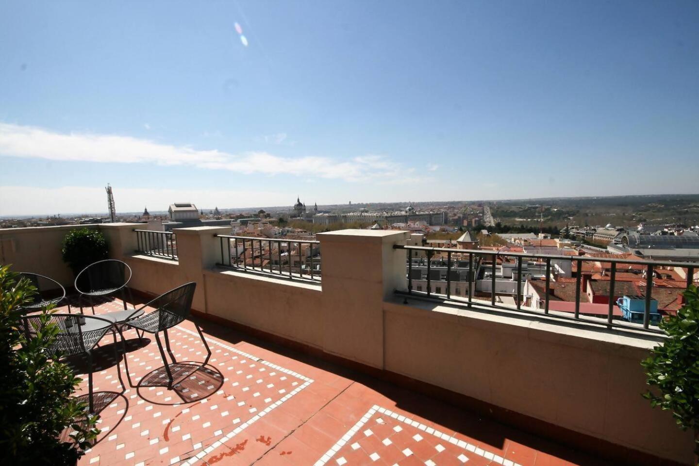 Atico En La Gran Via Con Terraza Al Palacio Real Madrid Exterior foto
